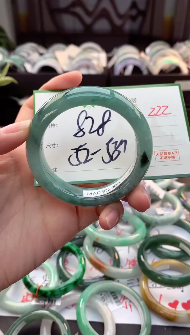未镶嵌定制翡翠毛货需精细抛光+多人