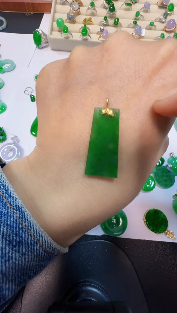 吊坠(不含链)18K金镶嵌翡翠660