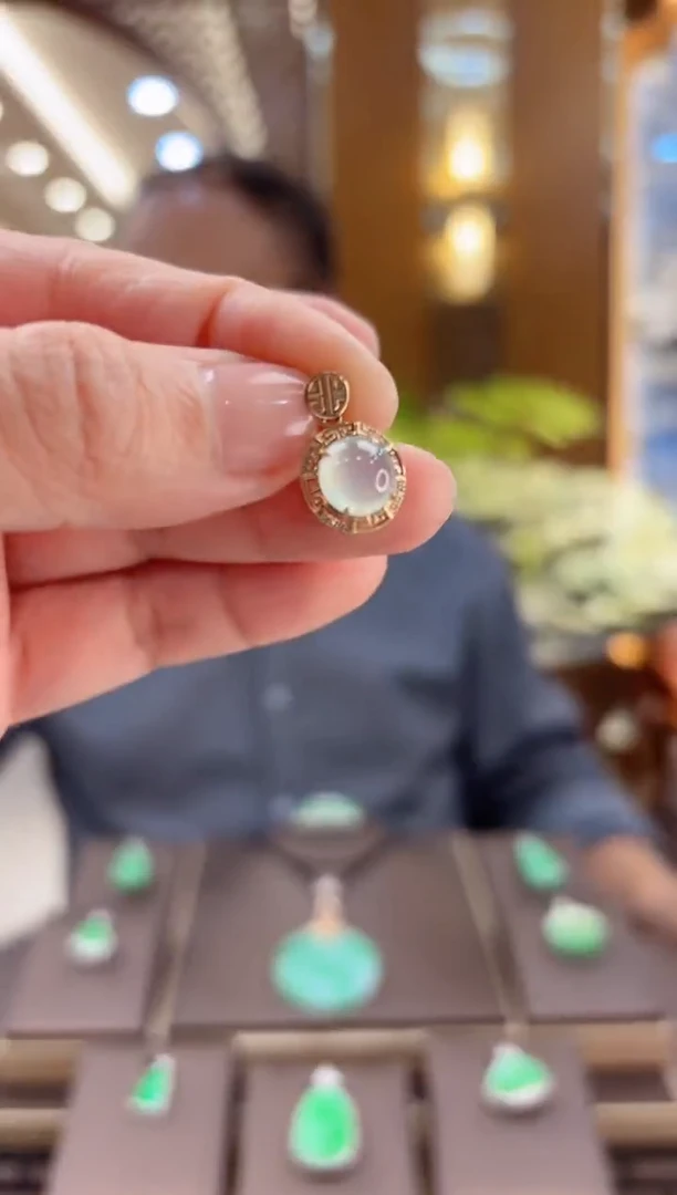 【闪购商品】翡翠吊坠(赠链)18K金镶嵌冰蛋吊坠