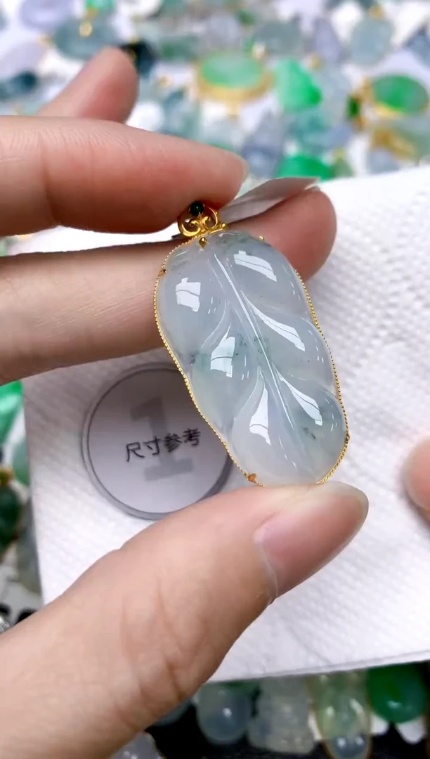 颈饰18K金镶嵌翡翠天然A货翡翠