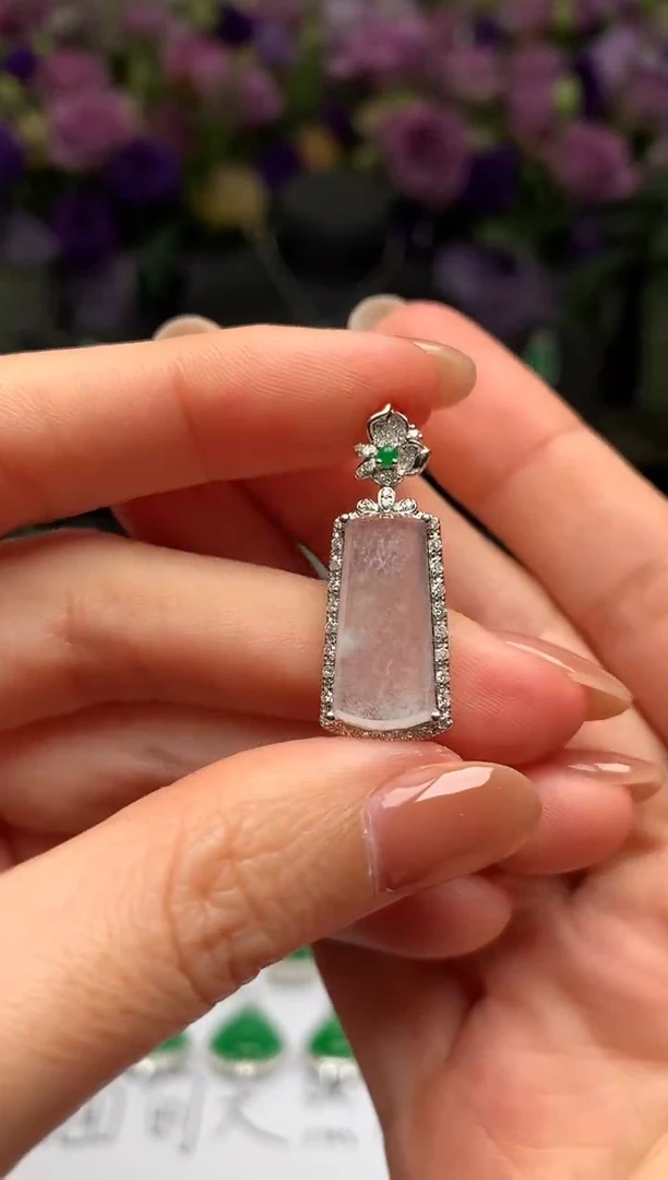 颈饰18K金镶嵌翡翠无事牌