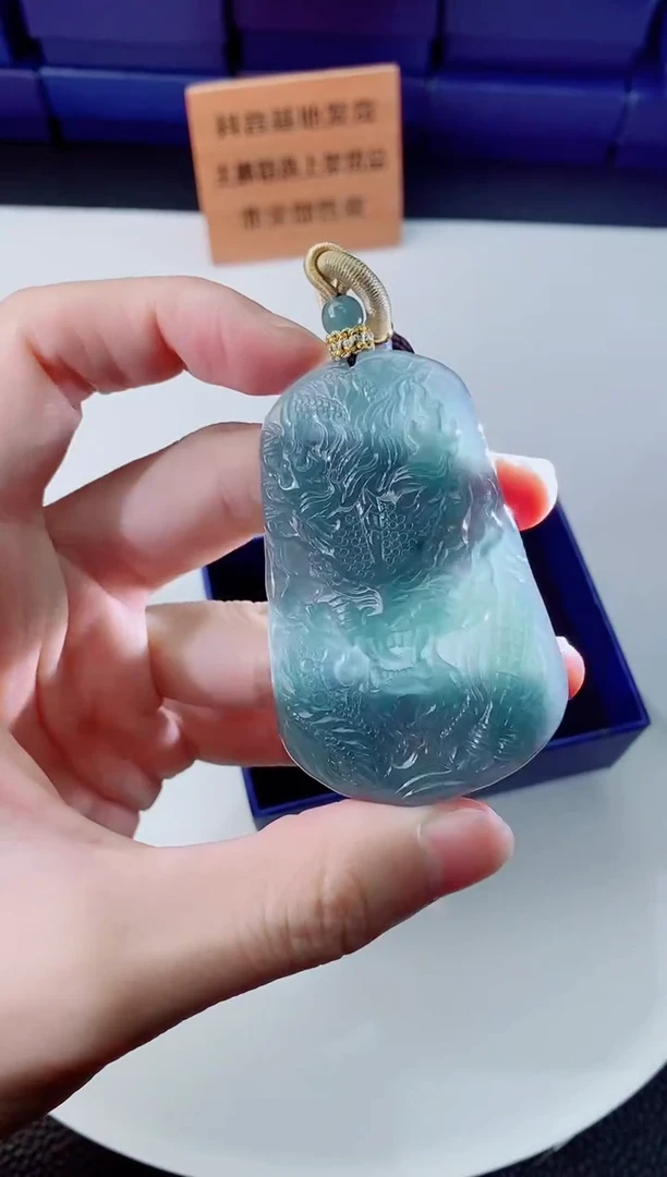 翡翠未镶嵌颈饰  `