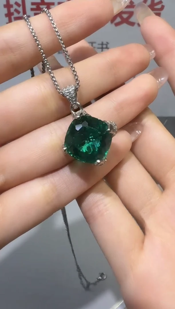 吊坠(赠链)18K金镶嵌祖母绿1