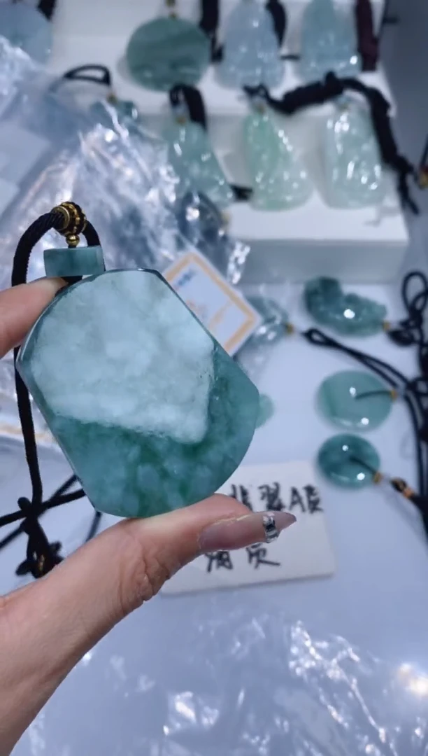 颈饰未镶嵌翡翠吊坠