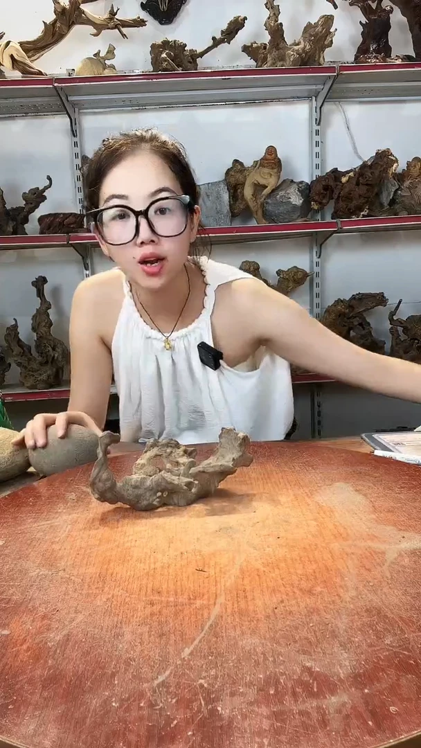 木8****宁黄荆随型风化镂空底座摆件无漆无蜡