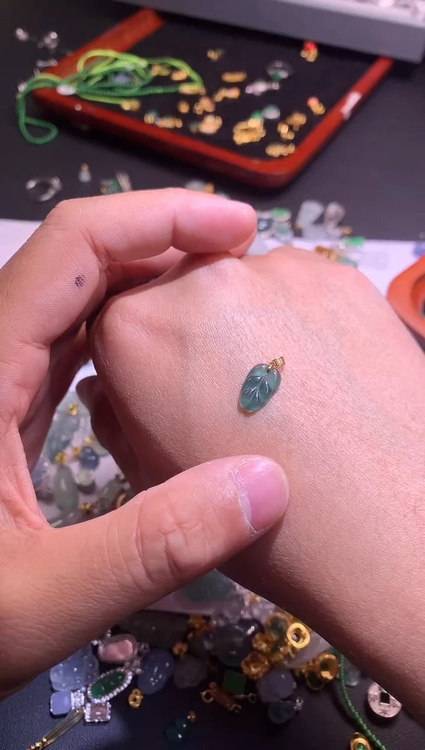 【闪购商品】翡翠吊坠(不含链)18K金镶嵌1