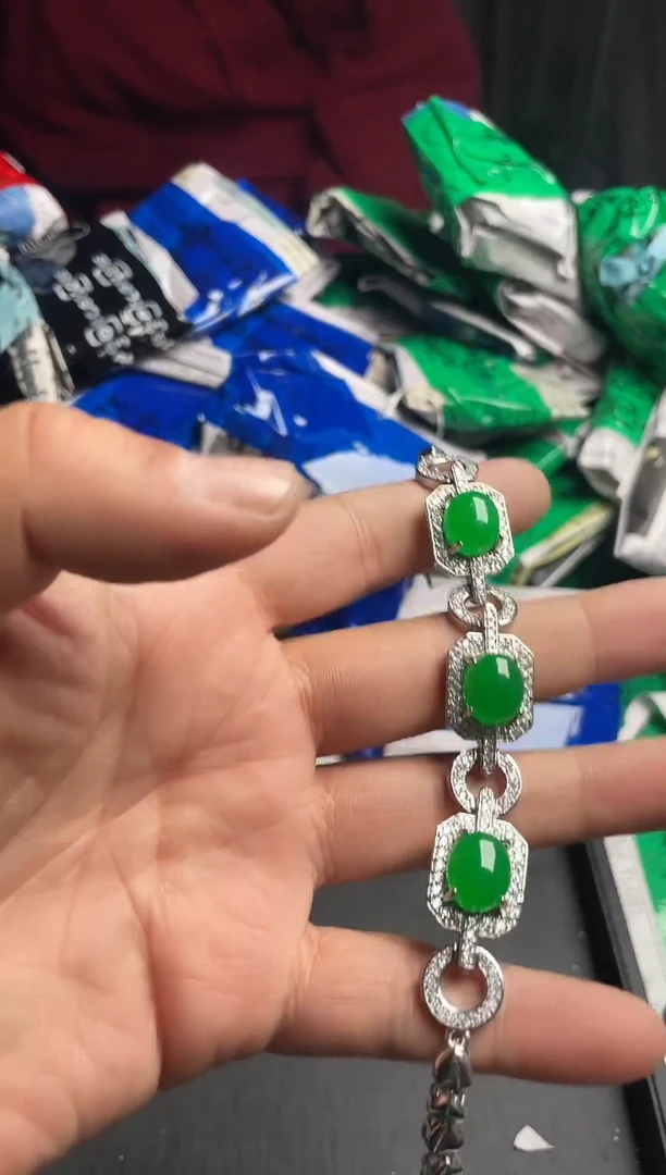 强子收货--所见即所得--多样性发货--绿色蛋面手链