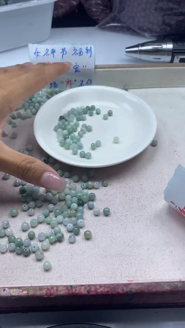 【闪购商品】翡翠颈饰未镶嵌w2756翡翠绿底5mm*50颗