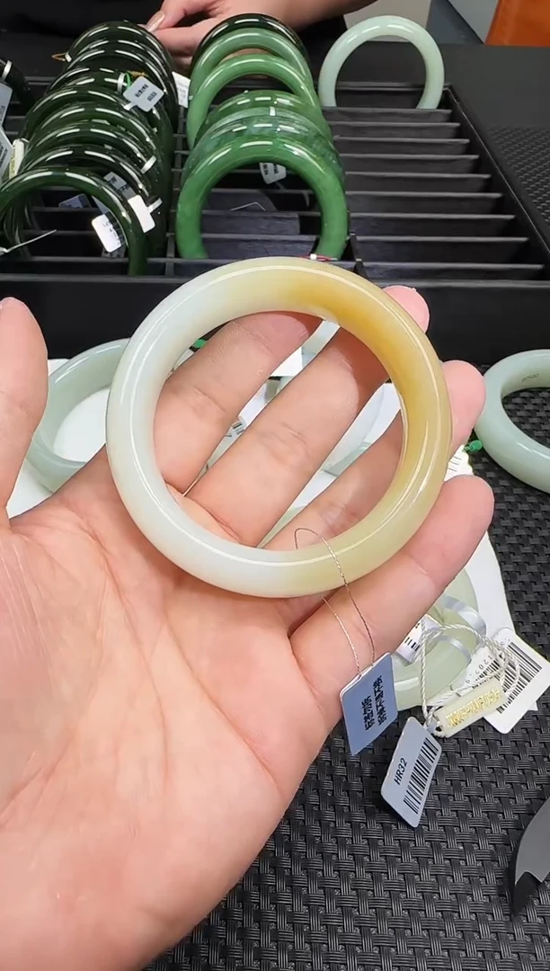 未镶嵌手镯和田玉一支，56圈口，多样性发一件