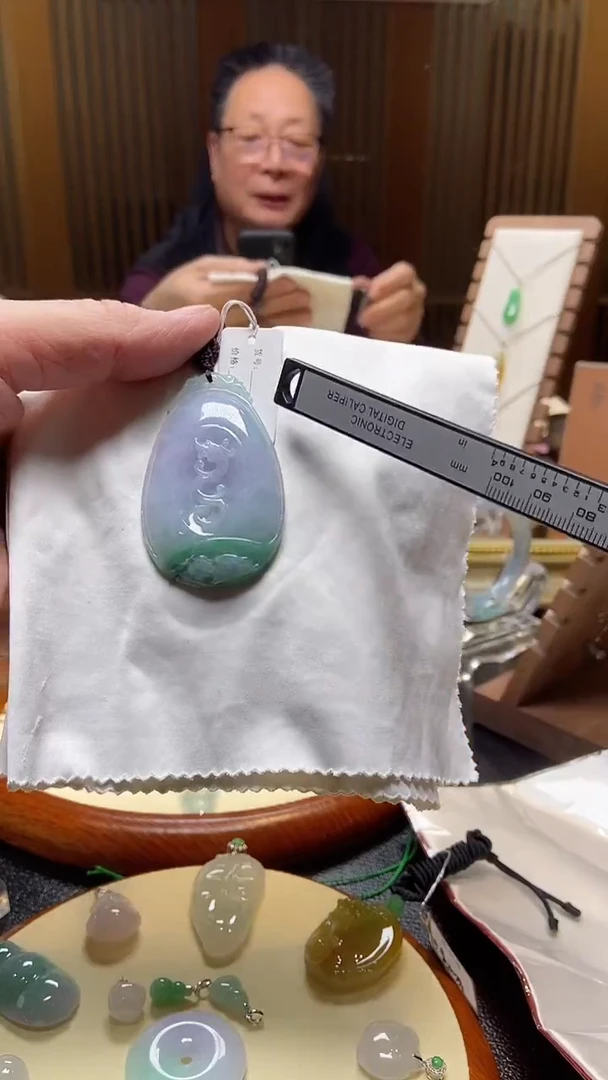 吊坠(不含链)未镶嵌翡翠春带彩翡翠吊坠，高59.6宽39.5厚7.5