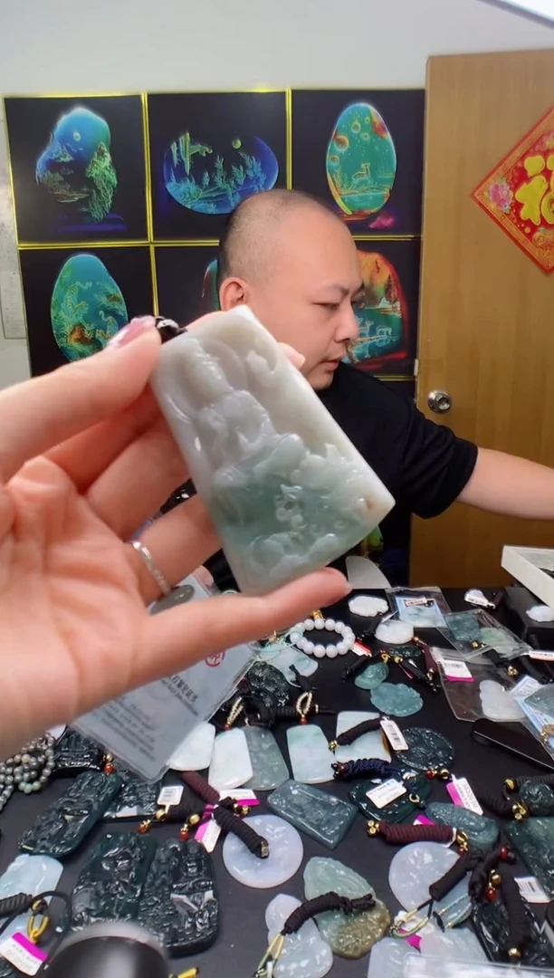 翡翠未镶嵌颈饰多样性发其一
