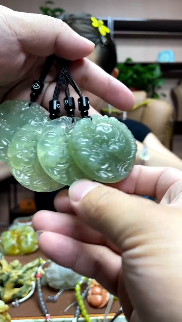 未镶嵌岫玉吊坠多样性发货发其中之一