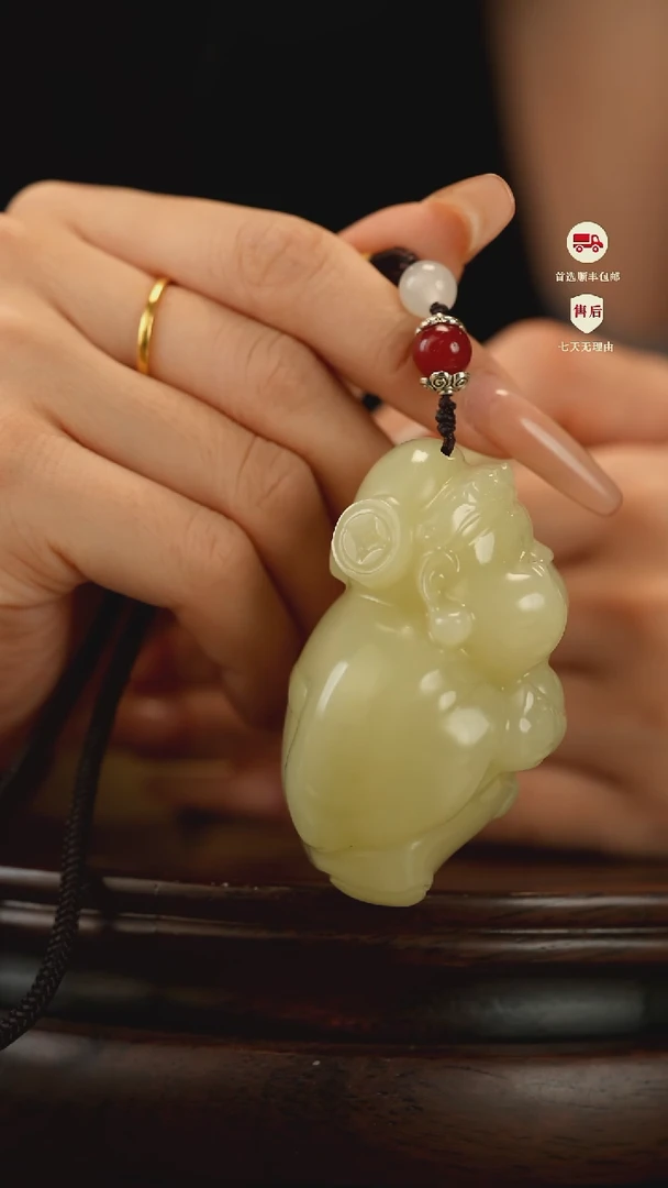 云南石竹叶青雕刻：丰盈在握手把件
