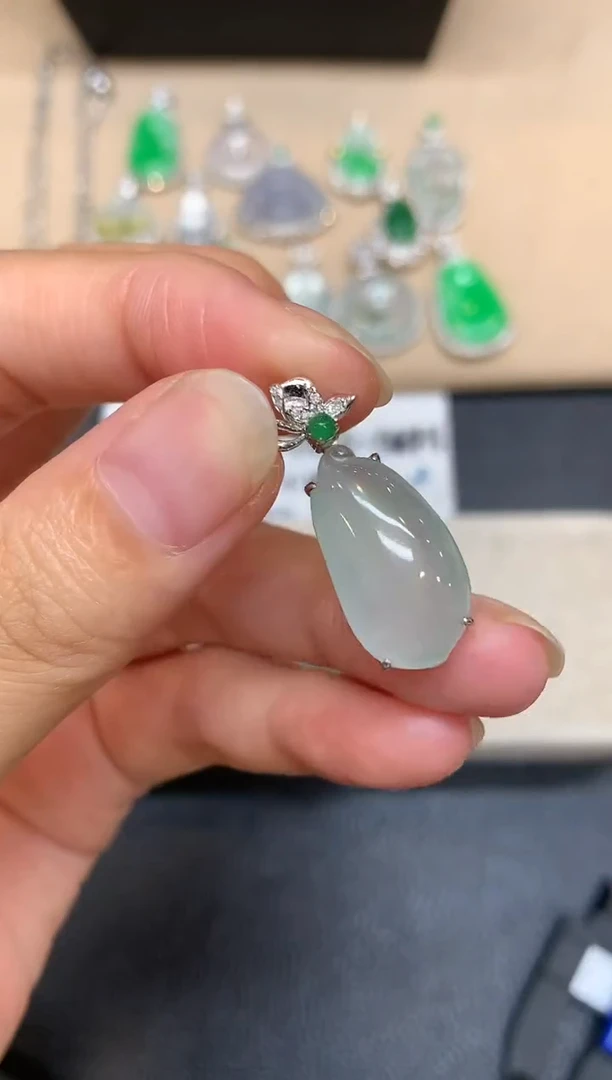 颈饰18K金镶嵌翡翠福瓜【无服务费