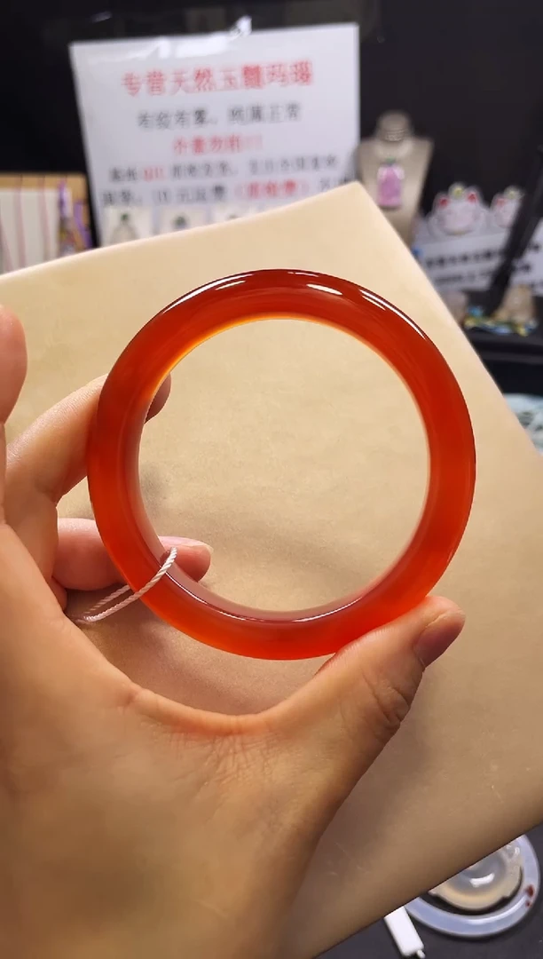 【闪购商品】玛瑙/玉髓手镯未镶嵌不同光线不同角度颜色不同