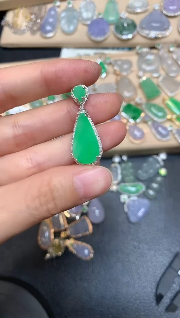 【闪购商品】翡翠颈饰18K金镶嵌水滴【无服务费