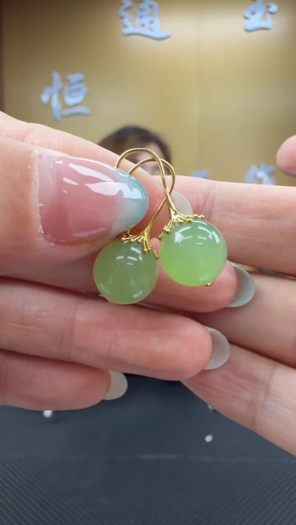 颈饰18K金镶嵌和田玉耳饰一对