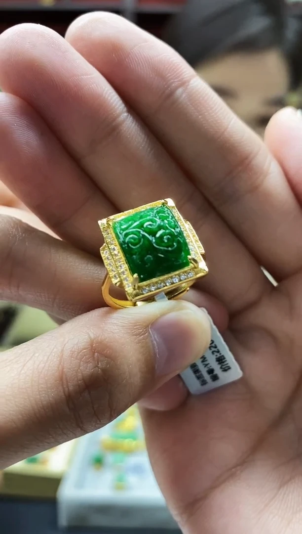 颈饰未镶嵌翡翠戒指