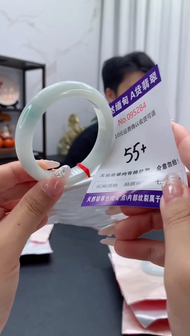 未镶嵌手镯翡翠有纹，完美者勿拍