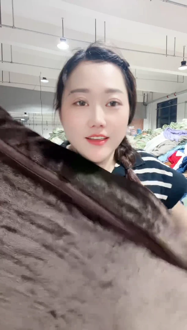 牛奶绒主播手上展示的产品
