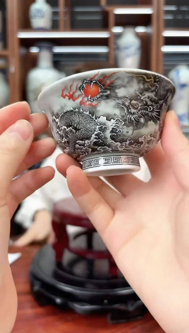 A51景德镇乌金釉穿云龙压手杯一只