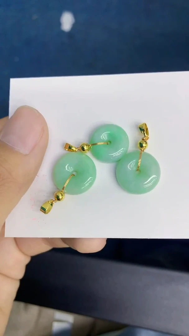 翡翠未镶嵌颈饰多样性发其一