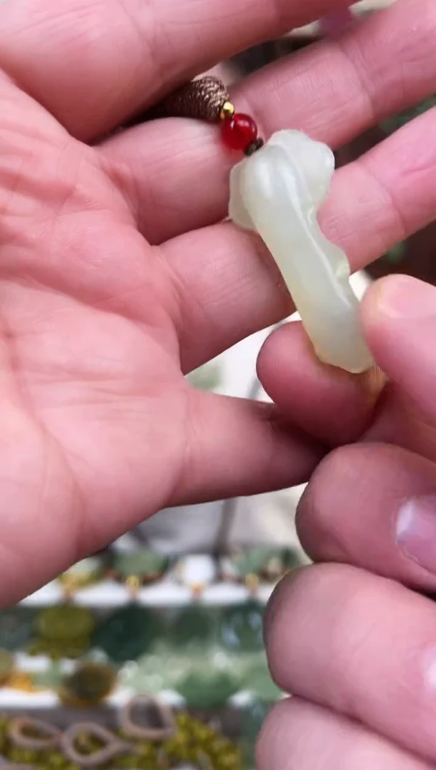 未镶嵌蛇纹石玉颈饰·