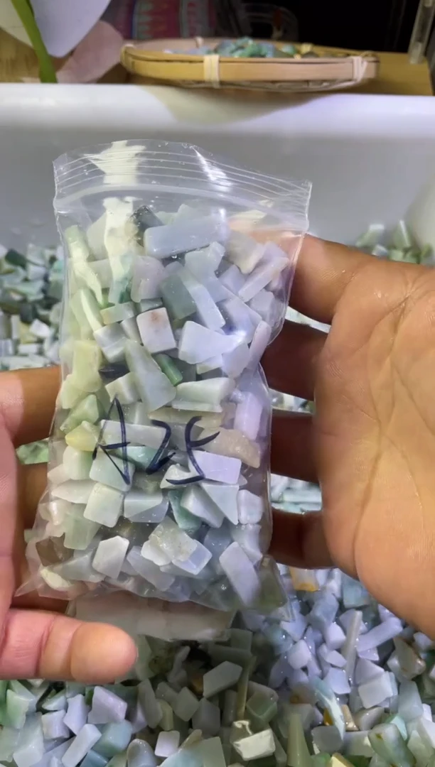 【闪购商品】翡翠颈饰未镶嵌缅甸天然翡翠边角小号500克A25