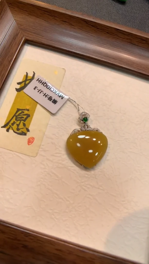 颈饰18K金镶嵌翡翠爱心