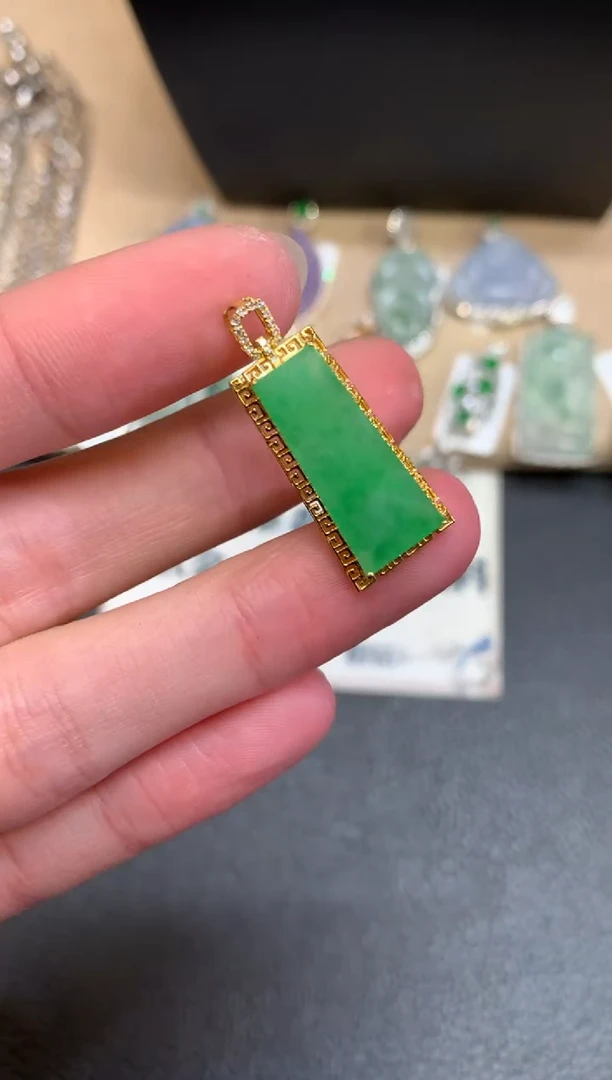 【闪购商品】翡翠颈饰18K金镶嵌无事牌【无服务费】