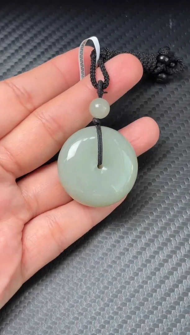 吊坠(赠链)未镶嵌和田玉且末近矿微色差平安扣s