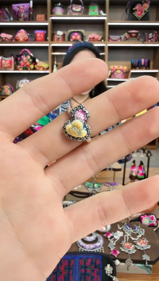 【闪购商品】织绣17蒙阿苏苗绣传承
