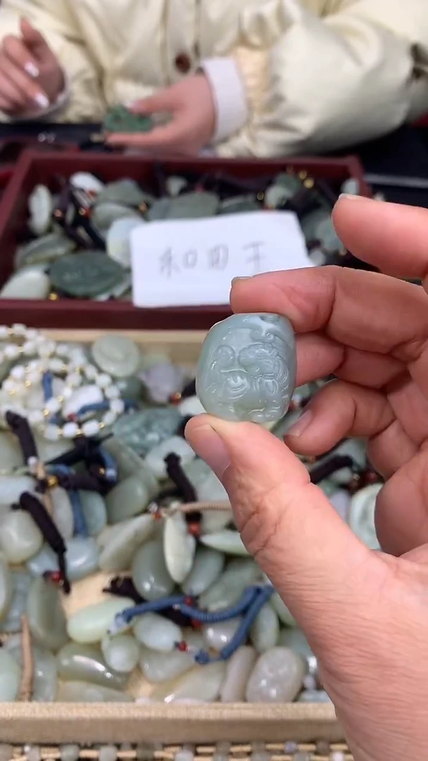 颈饰未镶嵌和田玉（多样性发一件）没有证书有瑕