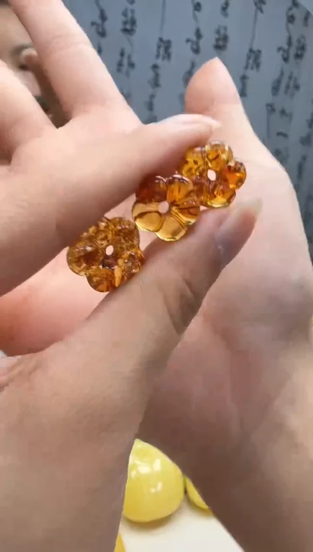 未镶嵌琥珀裸石如图，随机发一