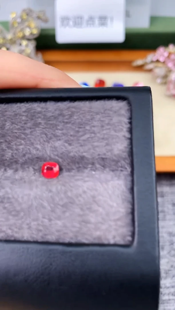 未镶嵌裸石定制尖晶石枕型 高色色调 0.37ct