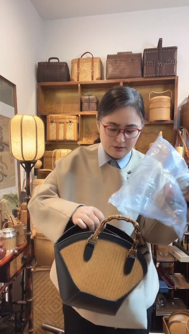 XJZP31竹编提手扇形皮包