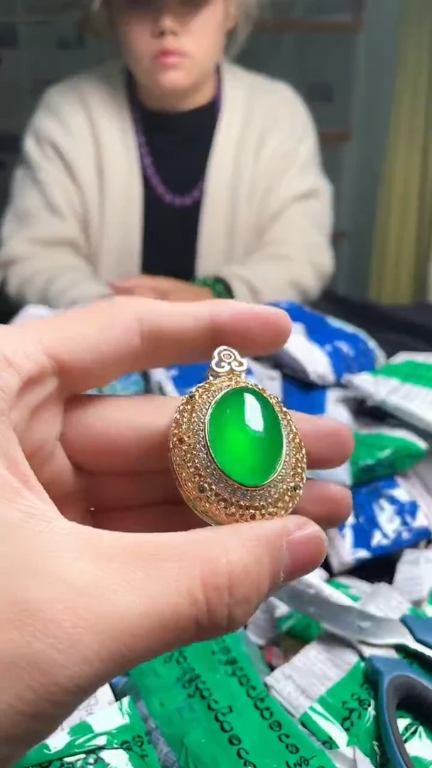 猛子收货精美蛋面吊坠