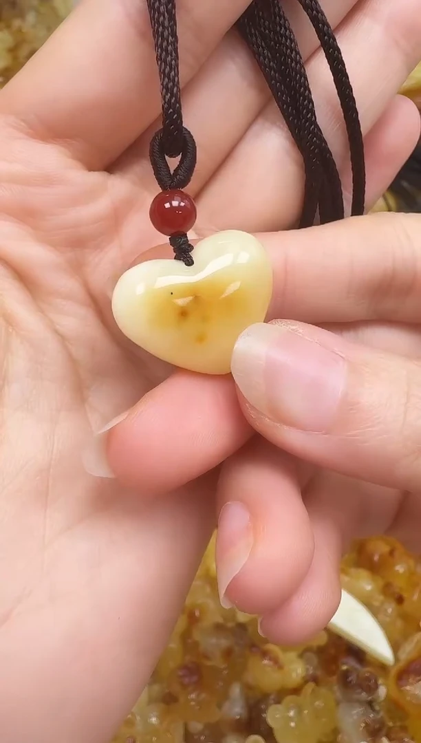 未镶嵌琥珀裸石如图