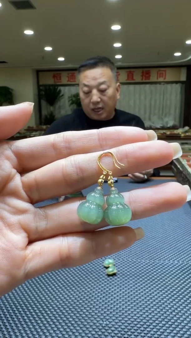 颈饰18K金镶嵌和田玉耳饰一对