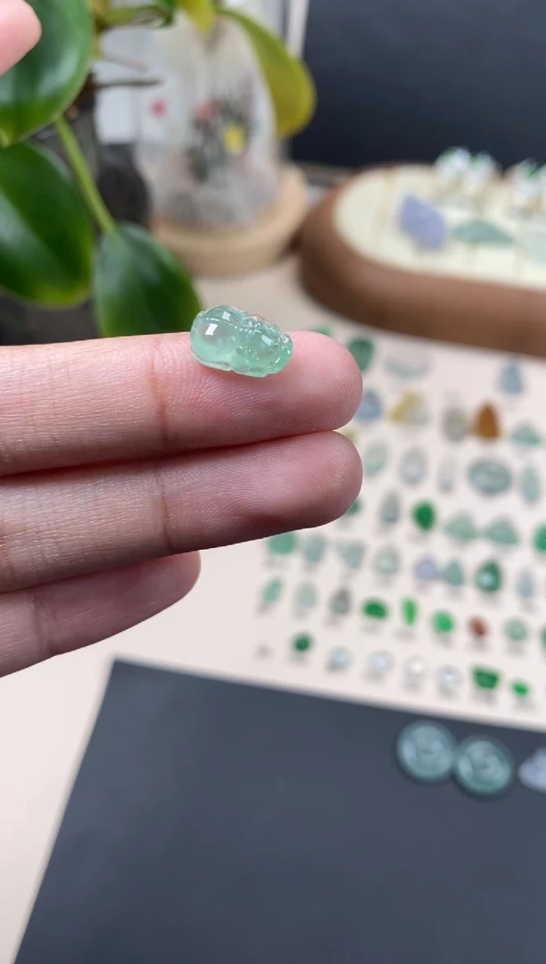 【闪购商品】翡翠颈饰未镶嵌翡翠冰绿裸石