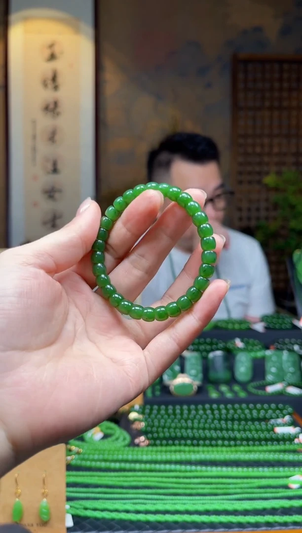 颈饰未镶嵌和田玉（碧玉）±6*7mm辣阳绿单圈手串多样性发一