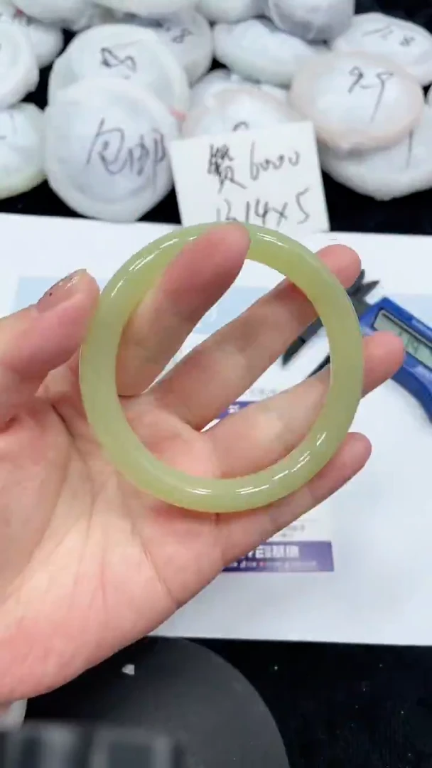 石英质玉手镯未镶嵌v95