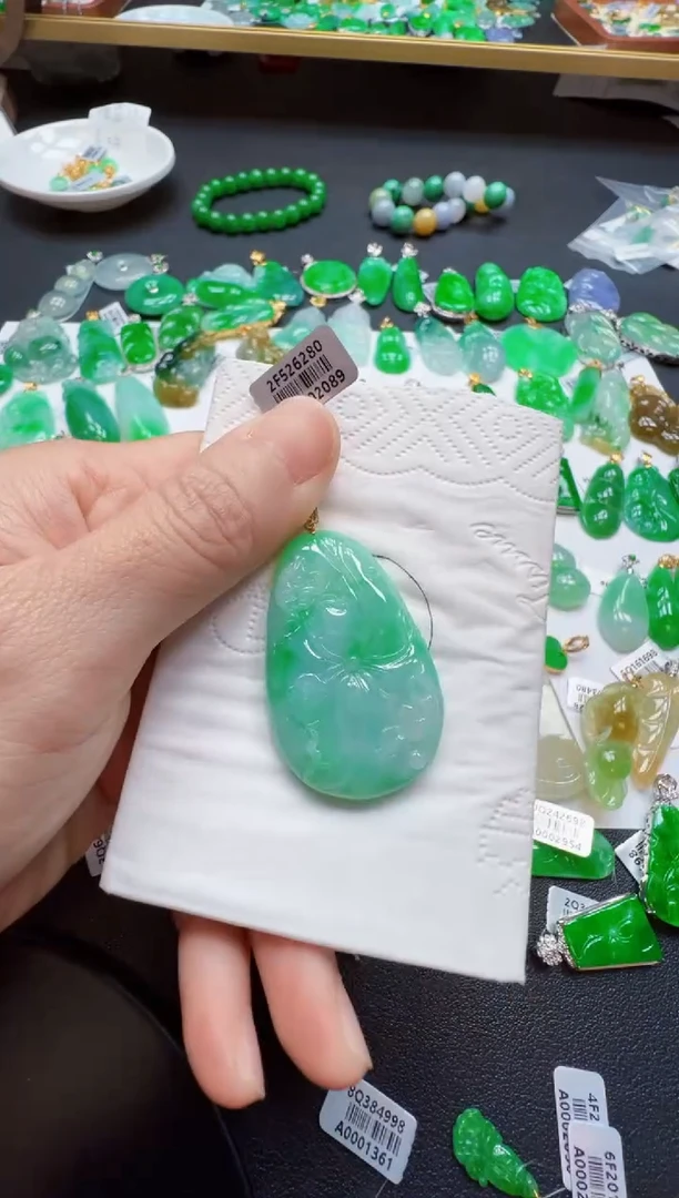 【闪购商品】翡翠吊坠(不含链)18K金镶嵌520