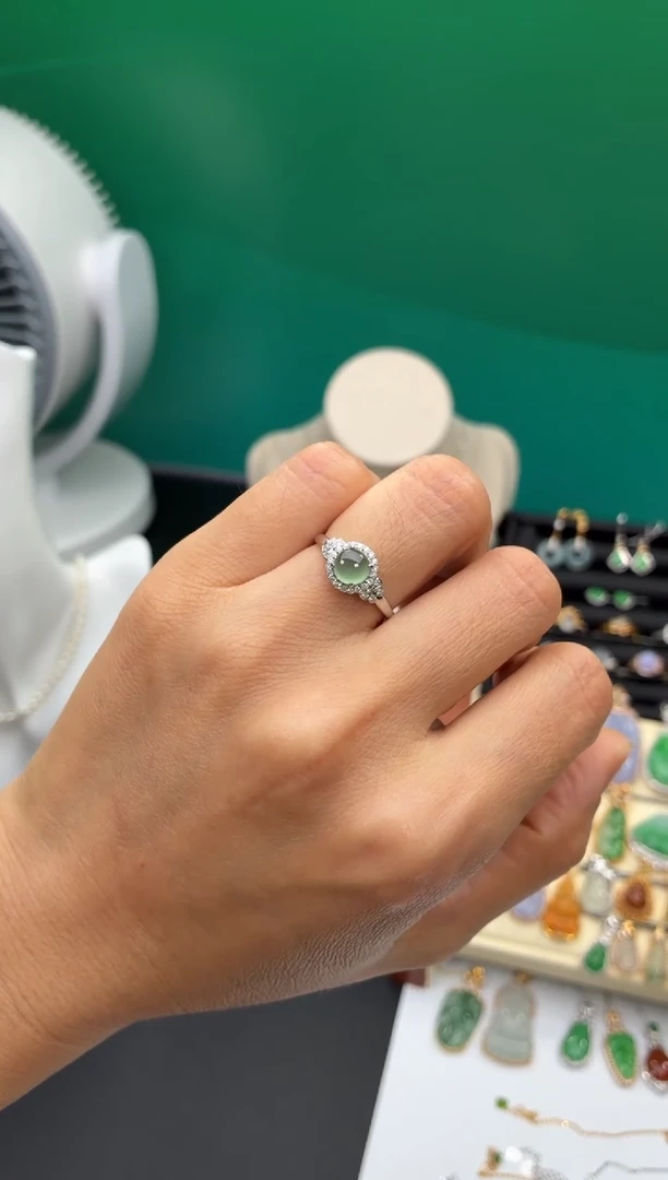 颈饰18K金镶嵌翡翠天然翡翠A货