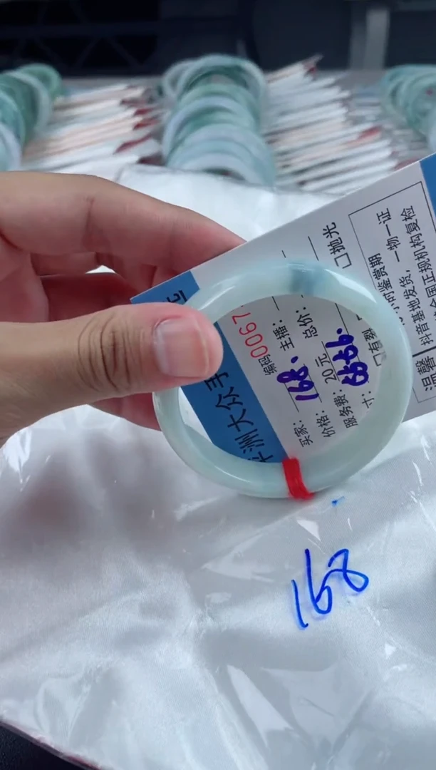 翡翠手镯未镶嵌翡翠手镯