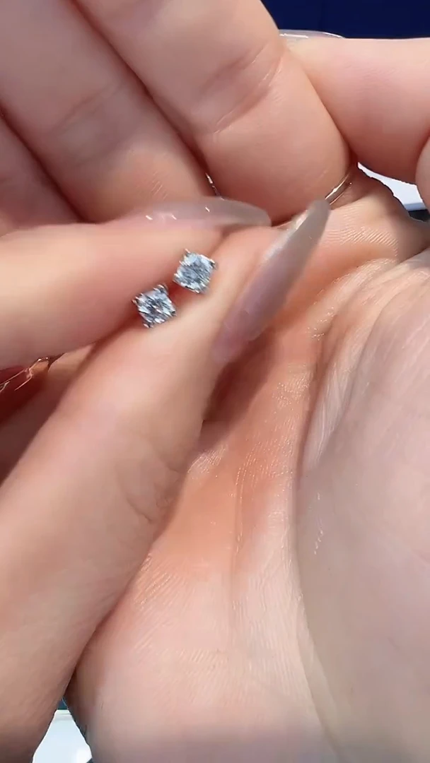 【闪购商品】钻石耳饰18K金镶嵌耳钉