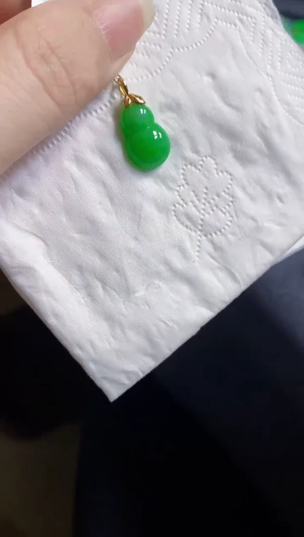 翡翠18K金镶嵌颈饰葫芦