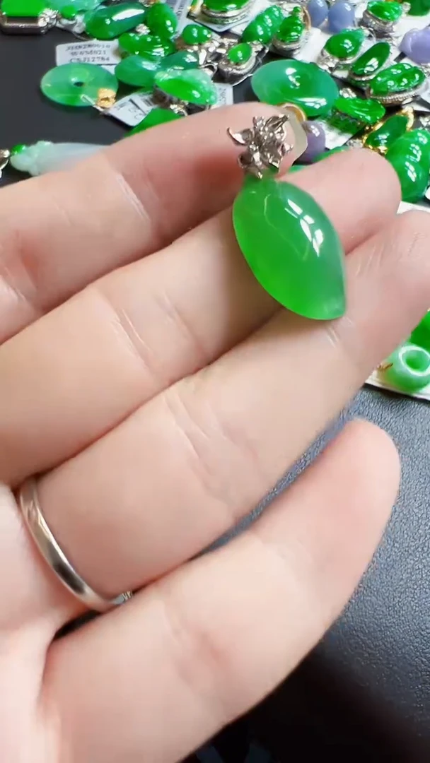 颈饰18K金镶嵌翡翠玛**卡瓜