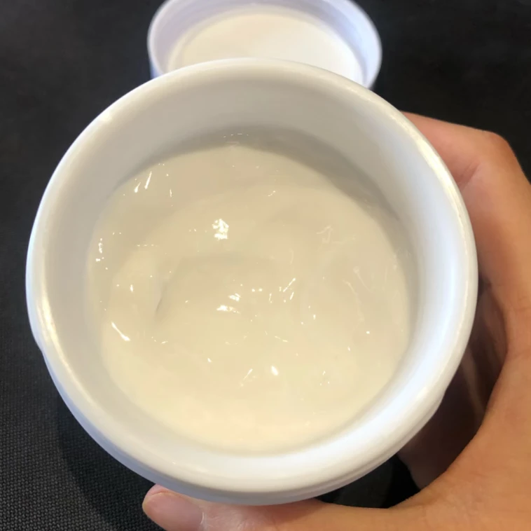 蓝色瓶子装的贵妇面霜