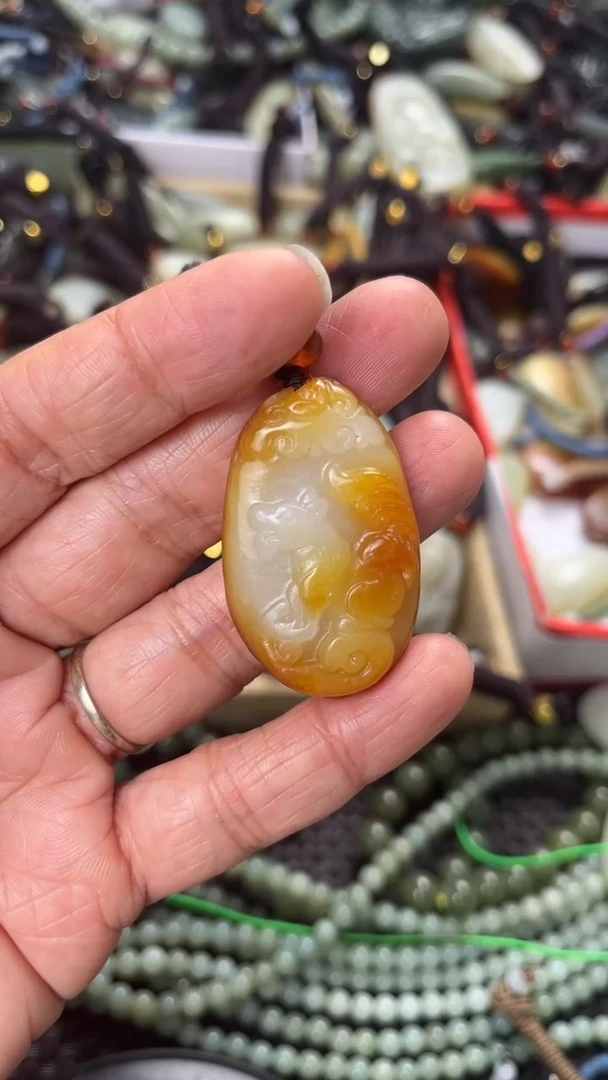 【闪购商品】和田玉颈饰未镶嵌多样性发货没有证书，拍一发一.有瑕